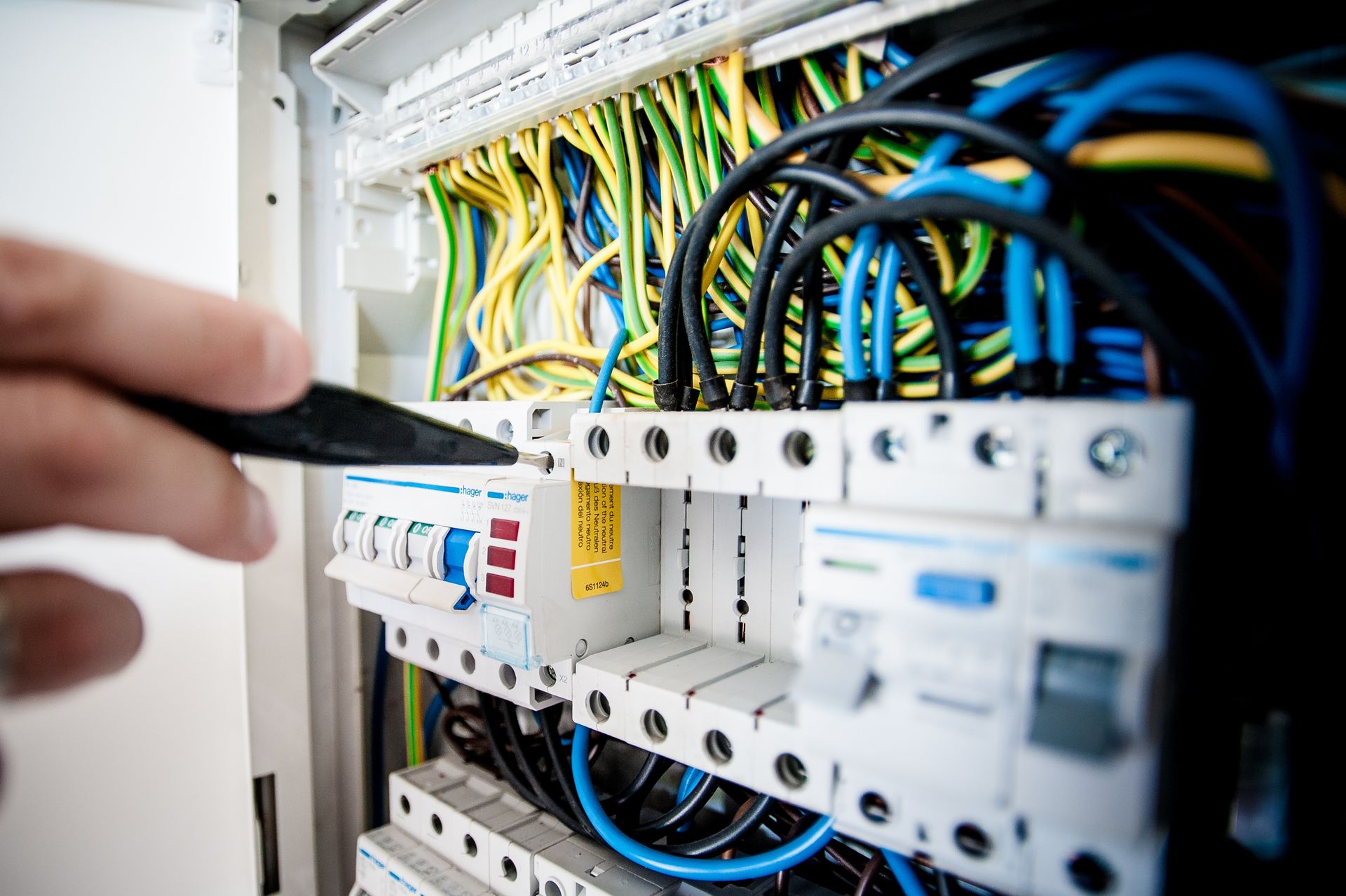Electrical switchgear and cabling for industrial facilities